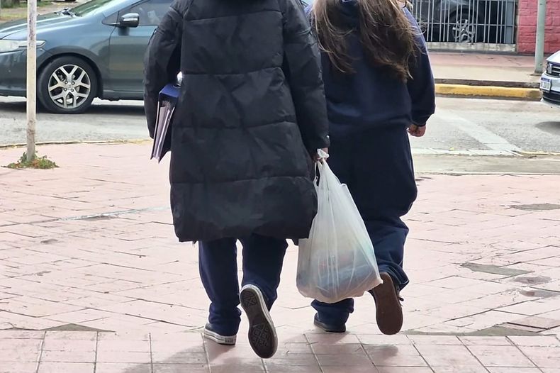 Amenazas en escuelas: alumnos sin mochilas y padres enojados por un protocolo inservible.