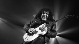 Ya podés ver Pappo en vivo en Cosquín Rock&nbsp; 2005, que está en YouTube.