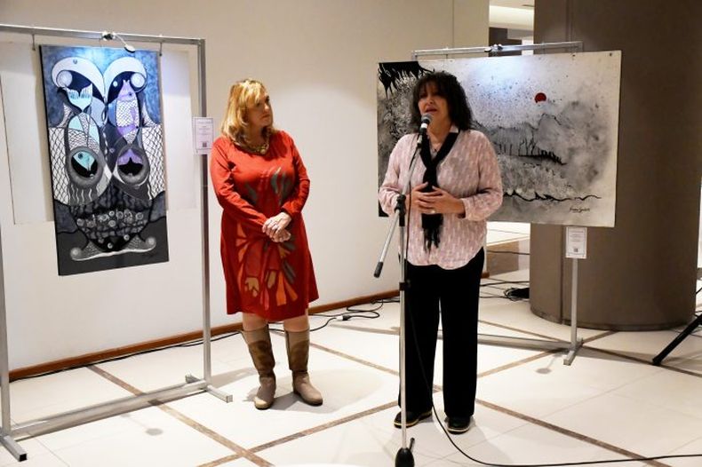 Susana Spalluto habla durante la presentación de su muestra.