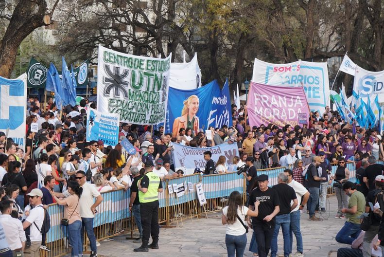 Los manifestantes llegaron a la Plaza Independencia entre carteles y banderas.