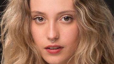 Esta serie española en Max te recordará a Bridgerton.