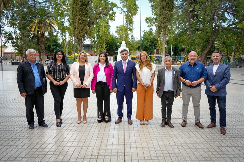 El intendente con el nuevo bloque de Cambia Mendoza