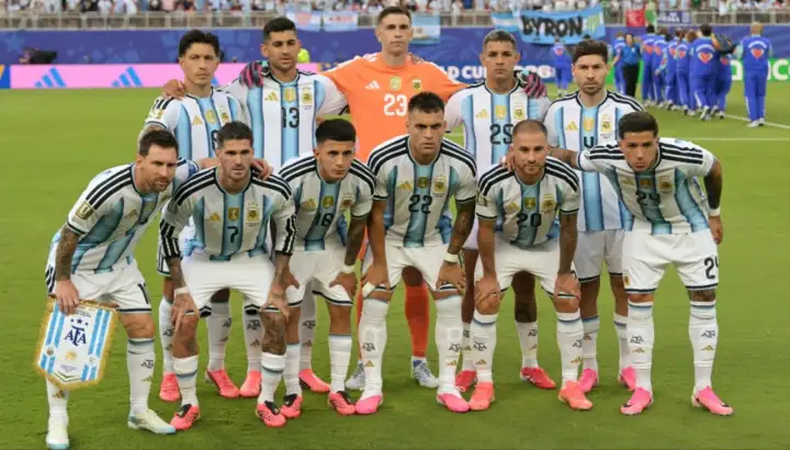 Luego del contundente debut con victoria, el equipo de Lionel Scaloni continúa su preparación para los próximos desafíos de la fase de grupos del Mundial 2026. &nbsp;