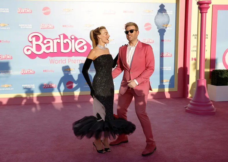 margot-robbie-y-scott-evans-en-el-preestreno-de-barbie (1).webp