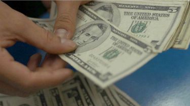 El dólar blue vuelve a saltar y llega a $13,75
