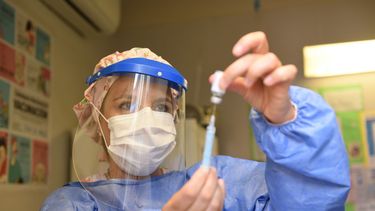 Sitio Andino | Ministra de Salud, Desarrollo Social y Deportes, Ana María Nadal, vicegobernador, Mario Abed, el intendente de San Martín, Raúl Rufeil, director hospital Perrupato, Omar Dengra, Laboratorio isotérmico, coronavirus