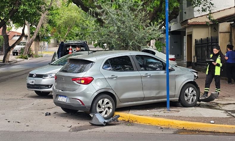 El choque ocurrió en una conocida y transitada esquina del barrio Bancario de Godoy Cruz. 