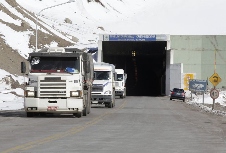 tunel internacional, paso a chile, aduana, frontera, habilitado, cortado, nieve, operativo, clima, corte, paso fronterizo, camiones, camioneros, tránsito, cola, auto, cristo