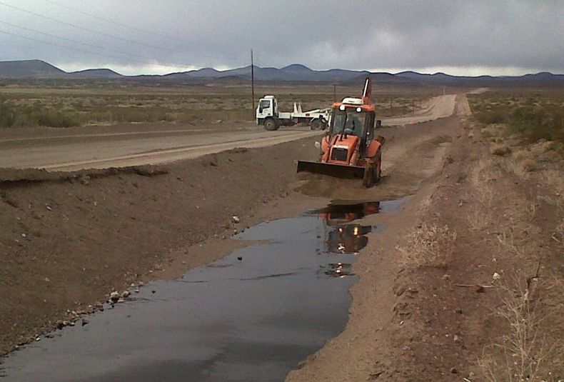 Sanean vuelco petróleo de camión accidentado