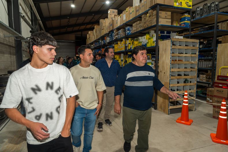 Recorrida por el dep&oacute;sito del nuevo local de Bulrep.
