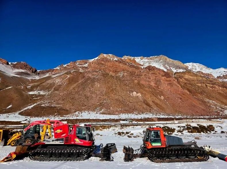 Esta es la máquina pisa-nieve con la que logran nivelar el terreno en Los Puquios.