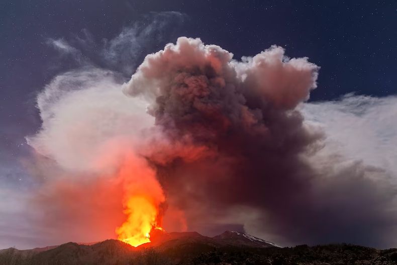 El volcán Etna, al sur de Italia, entró en erupción.