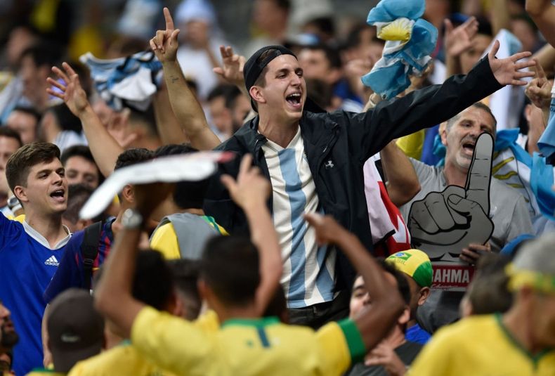 Hinchas de argentina provocan a los brasilenos 1 0