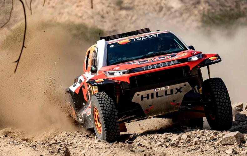 Henk Lategan fue implacable en la primera parte de la etapa maratón y llevó a Toyota nuevamente a lo más alto del Rally Dakar.