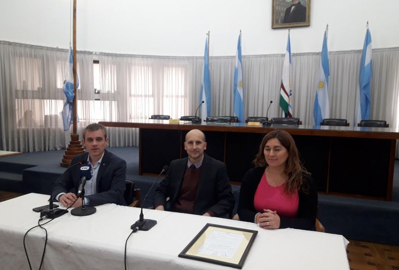 Elbio Bruschi -en el medio- durante un reconocimiento en el Concejo Deliberante de San Rafael.&nbsp;