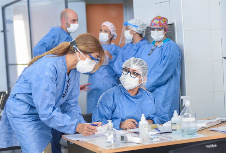 Ministra de Salud, Desarrollo Social y Deportes, Ana María Nadal, vicegobernador, Mario Abed, el intendente de San Martín, Raúl Rufeil, director hospital Perrupato, Omar Dengra, Laboratorio isotérmico, coronavirus
