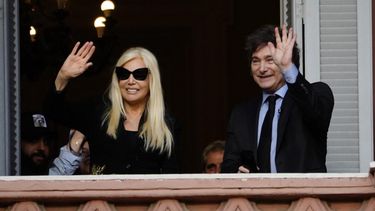Susana entrevistó a Milei, y luego ambos, saludaron desde el balcón