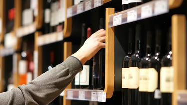 mendoza en alerta: cae el consumo de vino y se recalienta la competencia en gondola