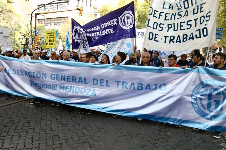 La regional Mendoza de la Confederación General del Trabajo de la República Argentina encabezará el paro en la provincia. Qué servicios se afectarán.
