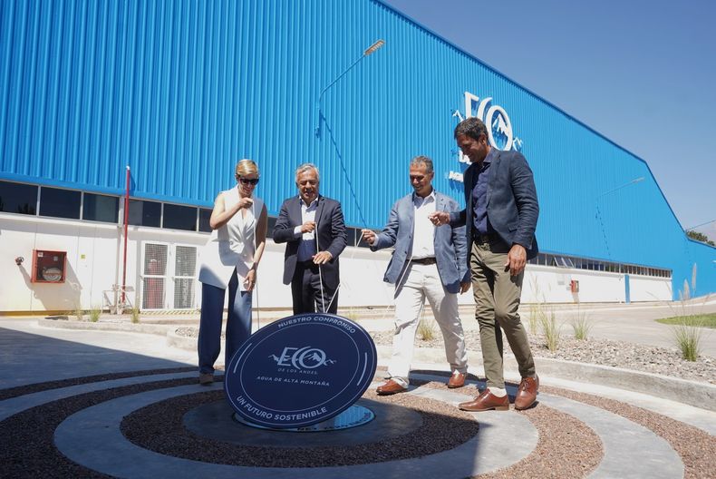 El Gobernador destacó la importancia de adoptar prácticas ambientales responsables y el rol fundamental del sector privado en la sostenibilidad.