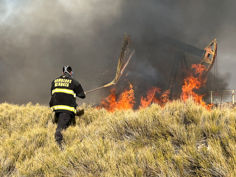 Combaten el incendio en San Rafael.