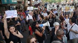 Manifestantes expresaron su repudio ante la visita de Javier Milei a la Ciudad de Mendoza
