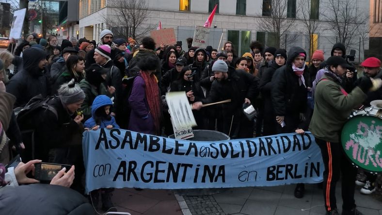 Una de las concentraciones en apoyo al paro nacional en Argentina fue en Berlín, Alemania. También hubo en Roma y Barcelona, entre otras ciudades.