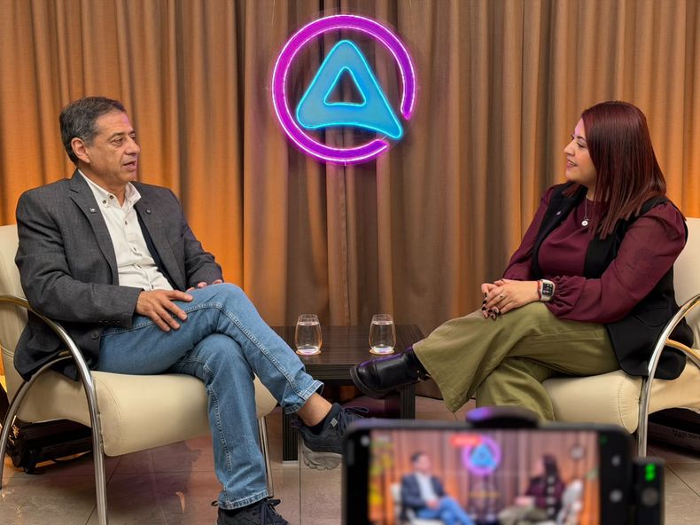 Jorge Aguirre Toum - Presidente Club Mendoza de Regatas junto a Erika García en Andino Streaming
