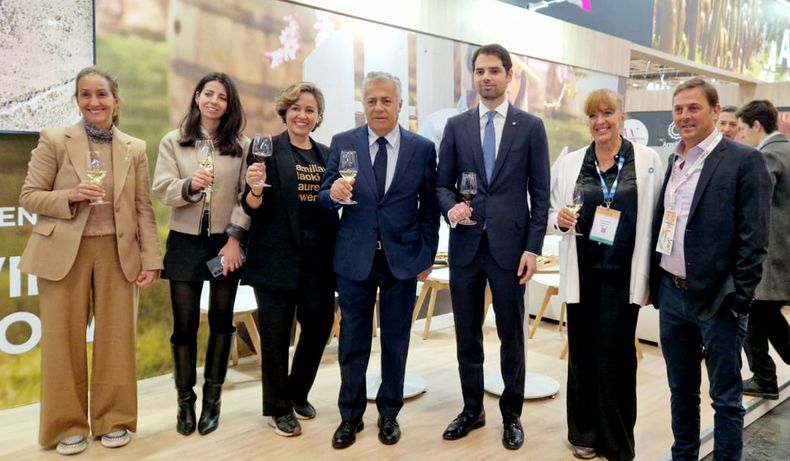 Alfredo Cornejo realiza una gira comercial oficial en París.