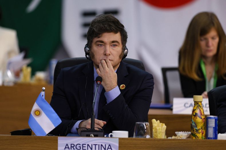 El presidente argentino Javier Milei mantendrá un encuentro bilateral con el jefe del Estado chino, Xi Jinping. El presidente argentino Javier Milei mantendrá un encuentro bilateral con el jefe del Estado chino, Xi Jinping.