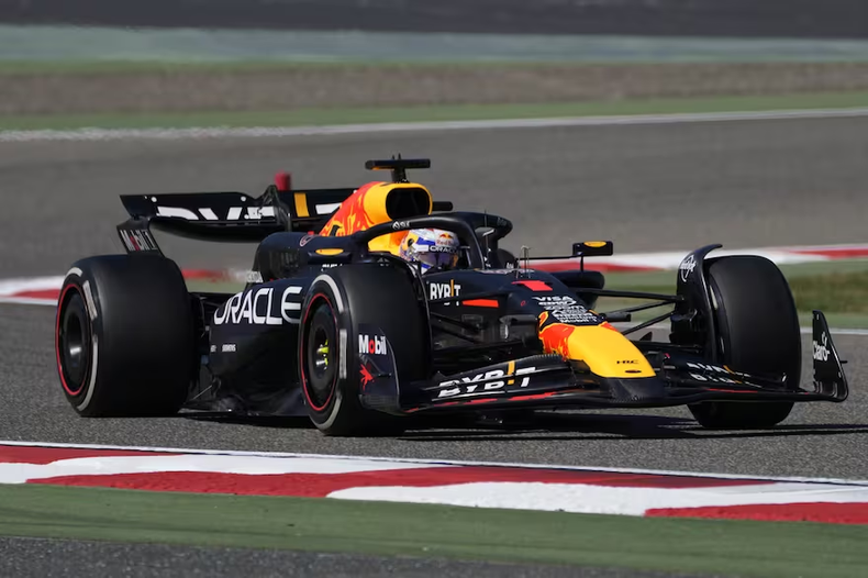 Verstappen estuvo intratable y les sacó un segundo de diferencia a sus escoltas.