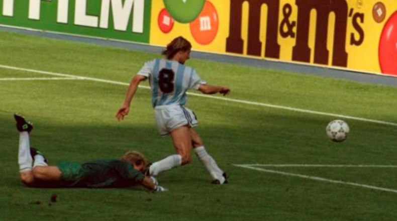 Caniggia ya eludió a Taffarel, tras paso excepcional de Maradona, y se prepara para marcar uno de los goles más gritados por los argentinos en la historia de los Mundiales.