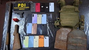 Parte de lo incautado en los allanamientos realizados en Maipú. Parte de lo incautado en los allanamientos realizados en Maipú.