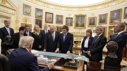 El Presidente y parte de su gabinete estuvo en el Salón Oval, junto al anfitrión Trump.