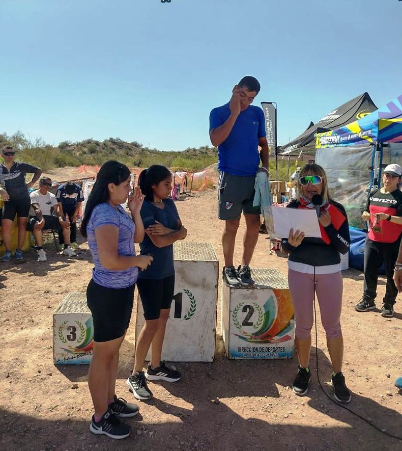 Mountain bike. Adriana Alós, organizadora entrega una mención especial a Gustavo Gómez.