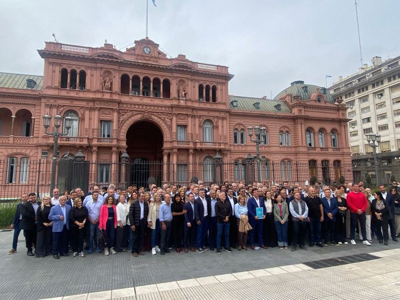 Luego de entregar el petitorio los intendentes posaron frente a la Casa de Gobierno como una extensión del reclamo
