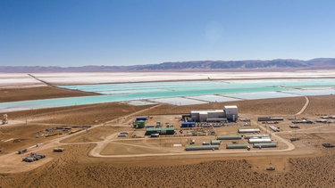 Piletones de evaporación e instalaciones industriales. La minería del litio crece en el norte Piletones de evaporación e instalaciones industriales. La minería del litio crece en el norte