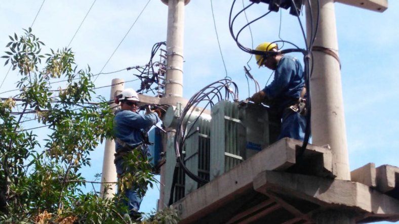 Zonda en Mendoza: Edemsa desplegó un operativo para reparar daños y restablecer la luz. Imagen ilustrativa