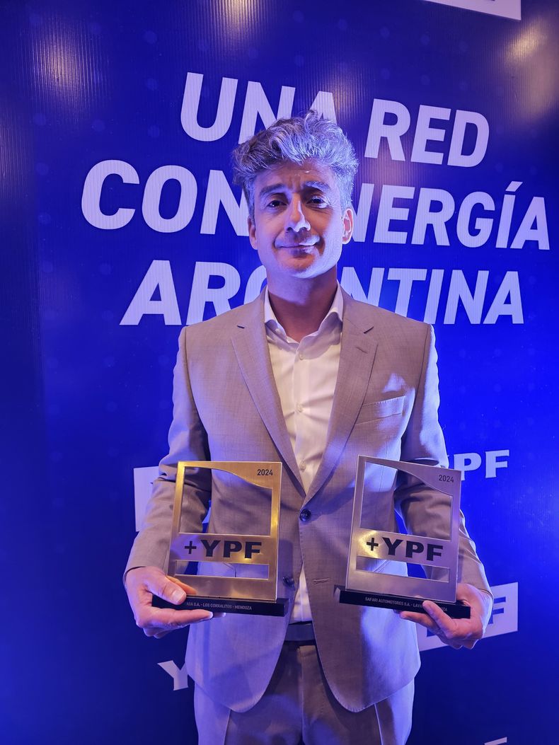 Mariano Santoni con los premios +YPF de oro y plata