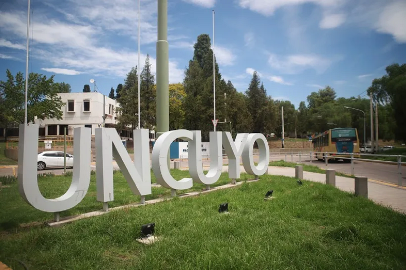 Los gremios que nuclean a trabajadores de las universidades suman una nueva huelga debido al fracaso de las paritarias. Qué pasa en la UNCuyo.