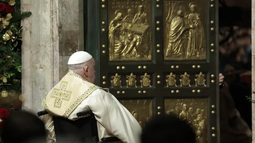 El Papa Francisco abrió la Puerta Santa de la Basílica de San Pedro y encabezó la Misa de Nochebuena