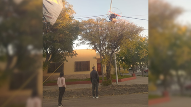 Video: un parapentista cayó sobre cables eléctricos en General Alvear Video: un parapentista cayó sobre cables eléctricos en General Alvear