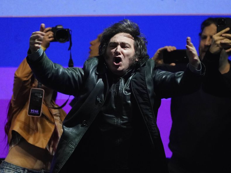 Javier Milei lanza su libro “La construcción del milagro” con un show musical.