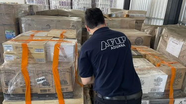 Las cajas de vinos que eran parte del contrabando a Brasil incautadas por Aduanas
