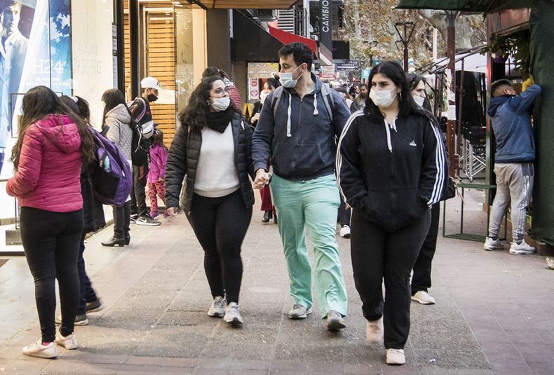 coronavirus mendoza, barbijos, contagios, centro, covid, distanciamiento, contagiados