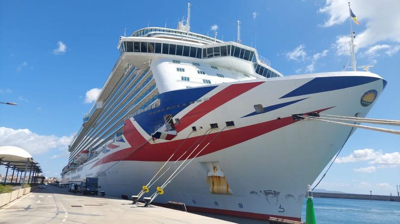 El crucero Britannia, afectado por el intenso temporal en Mallorca.