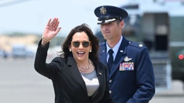 susto en aire: en pleno vuelo, kamala harris debio volver por problemas tecnicos