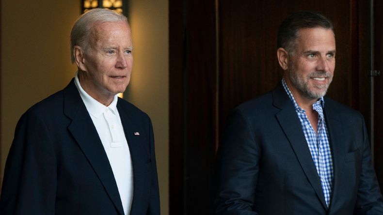 El presidente de Estados Unidos, Joe Biden, junto a su hijo, Hunter Biden.