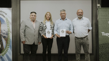 El intendente de Tupungato Gustavo Aguilera con un ejemplar en su mano.