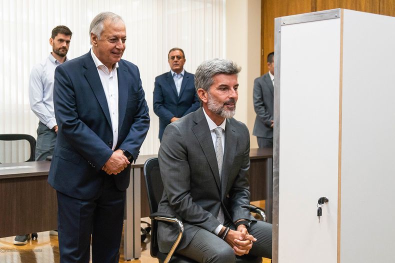 El intendente Ulpiano Suarez hizo una demostración de cómo funciona el tótem.